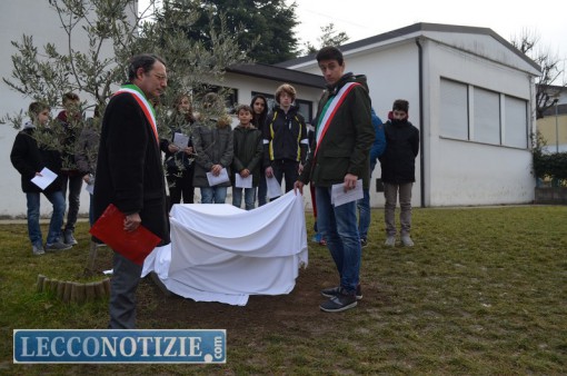 calolzio_alunni_scuola_targa_shoah (11)