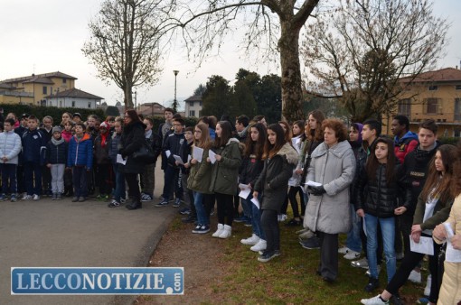 calolzio_alunni_scuola_targa_shoah (2)