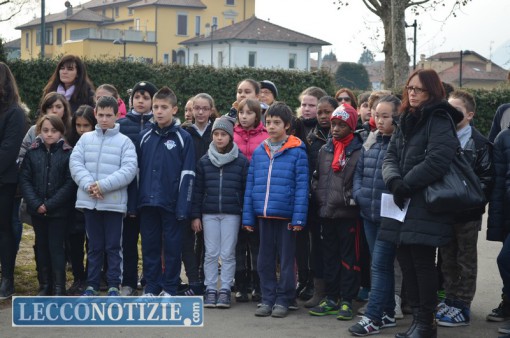 calolzio_alunni_scuola_targa_shoah (3)