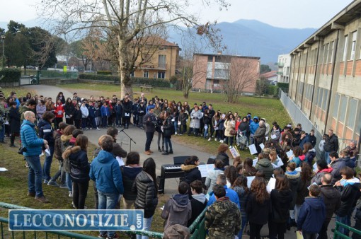 calolzio_alunni_scuola_targa_shoah (6)