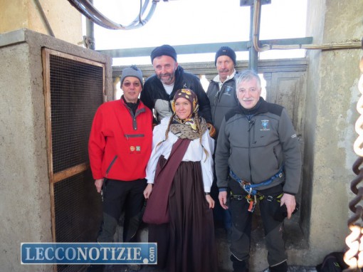 Giulia la Befana con il gruppo CAI di Calolzio