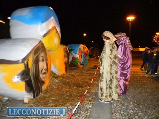 I tre Re Magi di fronte al presepe artistico in piazza della Chiesa