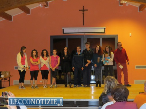 il gruppo dei ragazzi dell'oratorio, che ha messo in scena lo spettacolo