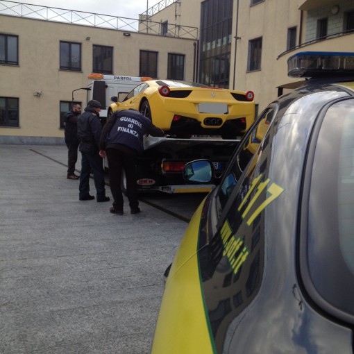 finanza_ferrari_gialla