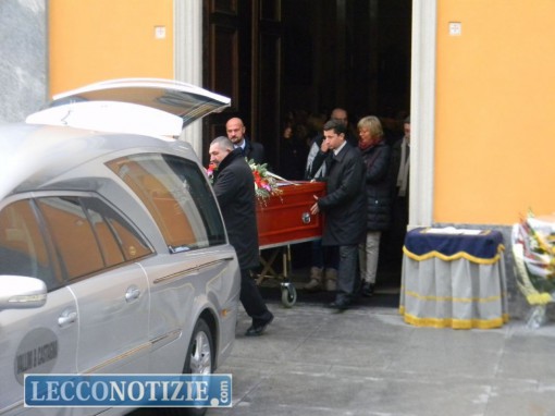 Il feretro di Paolo Gioffredi lascia la chiesa di San Giovanni