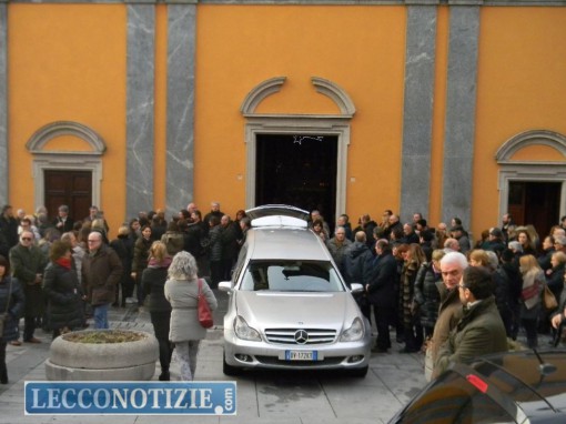 Amici e parenti all'esterno della chiesa di San Giovanni