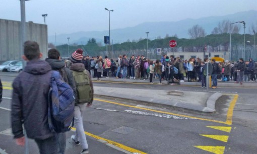 Il presidio degli studenti fuori dall'istituto Rota