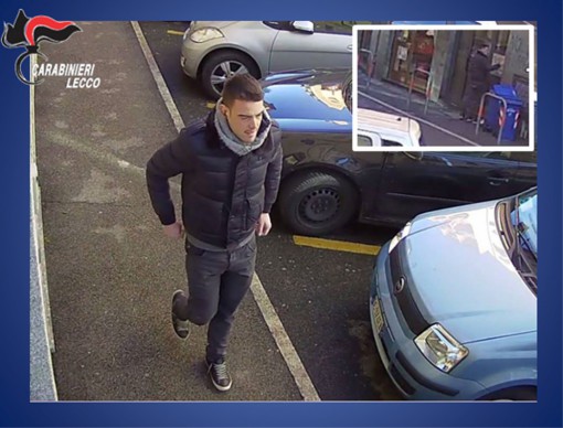Il presunto autore delle truffe filmato in via Nava