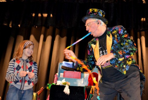 Un momento dello spettacolo del Mago Sales domenica 28 febbraio ad Abbadia Lariana.