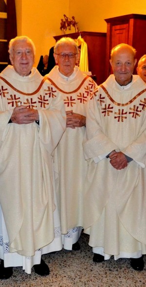 Don Costante Tencalli, primo a sinistra, con don Ambrogio Balatti e don Vittorio Bianchi nel maggio 2014 al "Sacro Cuore".