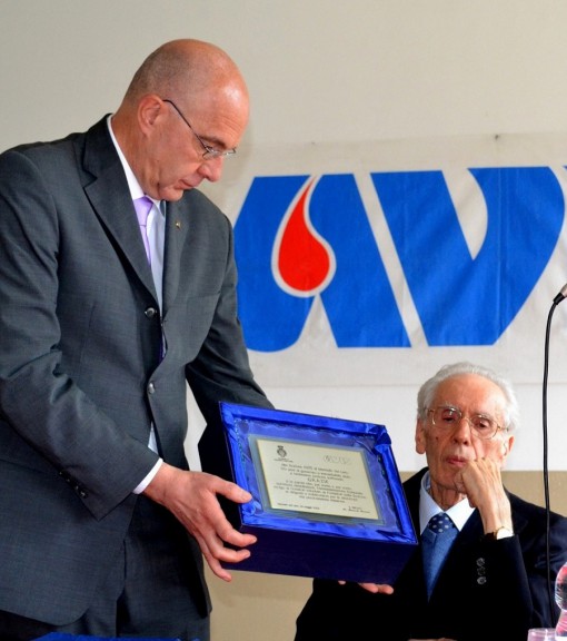 Il dottor Gianni Comini nel 2013 in occasione dell'assemblea dell'Avis con Pier Carlo Redaelli, attuale presidente dei donatori di sangue.