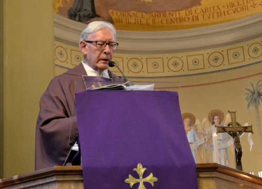 Don Ambrogio Balatti, arciprete a Chiavenna dal 1994, ricorda nella chiesa mandellese del Sacro Cuore don Costante Tencalli.