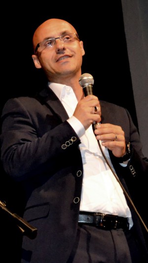 Riccardo Mariani, sindaco di Mandello dal 2005 al 2015, sul palco del "De Andrè" lo scorso anno in occasione della terza edizione del Festival jazz Controcorrente.