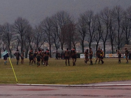 Pioggia e freddo nella sfida tra Rugby Lecco e Capoterra