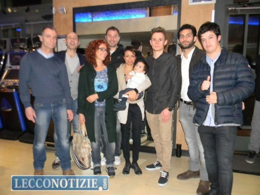 Andreas con i suoi genitori, Antonio Rossi e gli organizzatori dell'aperitivo solidale