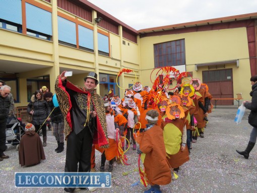 Don Matteo che scatta un selfie con i protagonisti del carro di Calolzio