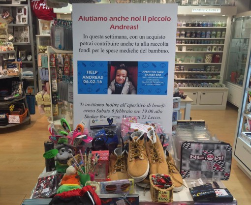 La vendita benefica al negozio C'Art nel centro commerciale Meridiana