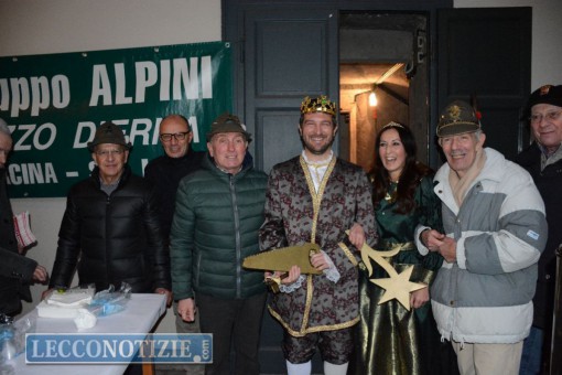 I sovrani insieme agli Alpini di Bonacina che, insieme ai volontari di Ltm, hanno servito il rinfresco ai presenti