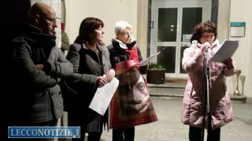 La consegan del manifesto antiviolenza al vicesindaco Francesca Bonacina