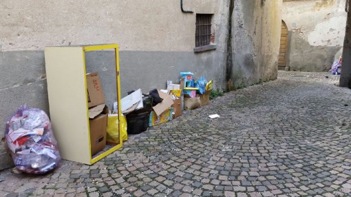 maggianico rifiuti via fantasia (5)