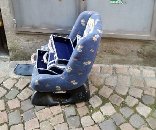 maggianico rifiuti via fantasia (6)