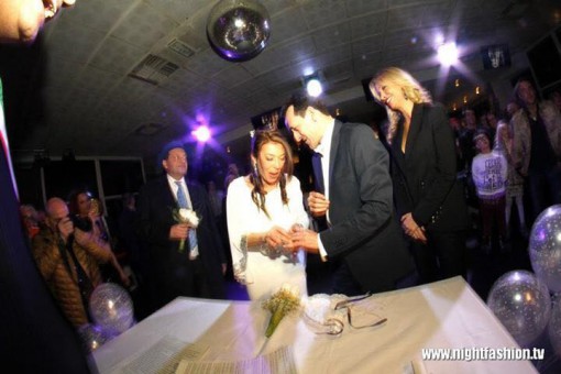 Lo scambio degli anelli nella discoteca "The beach" di Milano