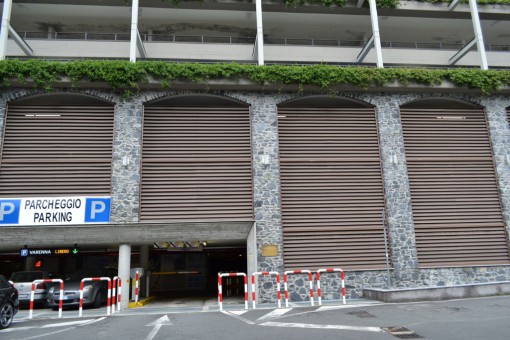 L'ingresso del parcheggio multipiano di Varenna, in viale Polvani.