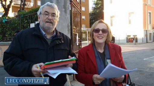 Alessandro Magni e Viviana Parisi durante la raccolta firme in merito alla convenzione tra Comune di Lecco e Fism
