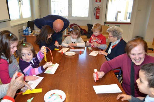 Casa-di-riposo_Mandello_nonni-bimbi (33)