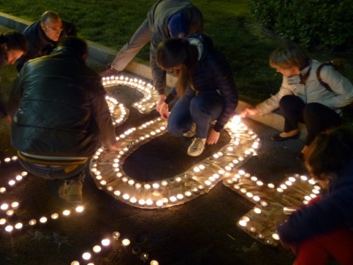 L'accensione dei lumini per disegnare il logo Earth Hour