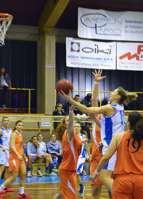 Elena_Viganò a canestro