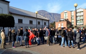 Un'immagine del presidio dei lavoratori della "Gilardoni raggi X" lo scorso febbraio a Mandello.