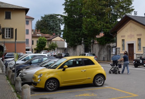 A far discutere a Mandello sono ora le annunciate novità di tema di parcheggi.