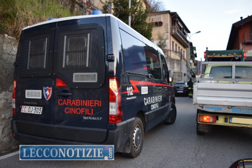 Il furgone dei cinofili lungo la Lecco Ballabio il giorno dell'arresto