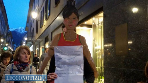 I cartelloni portati dai partecipanti al corteo