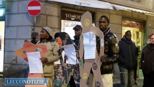 Il comitato "Noi tutti migranti" e il presidio mobile organizzato a Lecco