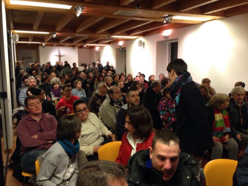 Casa sul Pozzo gremita per la riunione di quartiere.