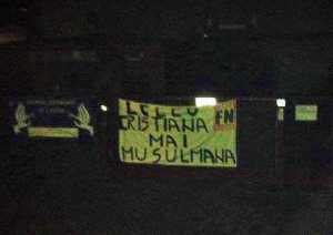 Lo striscione appeso fuori dal centro islamico