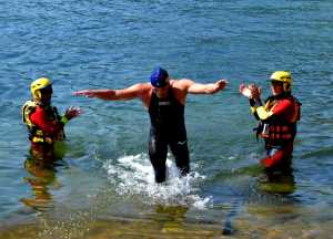 L'arrivo al molo di piazza Garibaldi del vincitore Federico Rusconi.