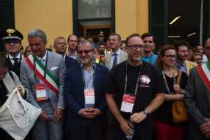 Il sindaco di Esino, Pietro Pensa, insieme al fondatore di Wikipedia, Jimmy Wales  e Maroni