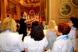 Il coro parrocchiale di Lierna accompagnerà stasera la messa per i 40 anni di sacerdozio di don Marco Malugani nella chiesa di Margno.