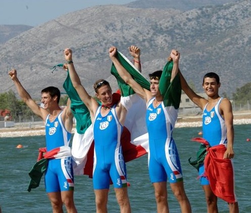 Riccardo Fasoli (seconda da destra) e Martino Goretti (terzo, sempre da sinistra) durante la cerimonia di premiazione.