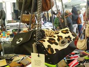 il-mercato-del-consorzio-degli-ambulanti-di-forte-dei-marmi-e-considerato-il-mercato-piu-bello-ditalia