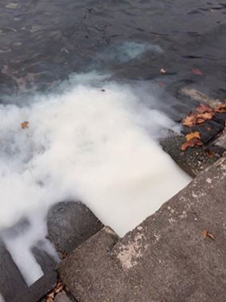 schiuma-scarico-lago-1