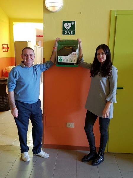 Gli addetti dell'azienda installatrice presso il salone della scuola primaria 